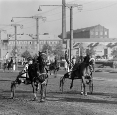 Magyarország, Budapest VIII., Kerepesi úti Ügetőpálya, befutóegyenes, háttérben a gumigyár., 1967, Bojár Sándor, lóverseny, Budapest, Fortepan #178469