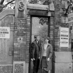 Magyarország, Budapest VIII., Üllői út 78/a, SOTE (később Semmelweis Egyetem) külső klinikai tömb X. számú kapuja., 1966, Bojár Sándor, Budapest, Fortepan #178482