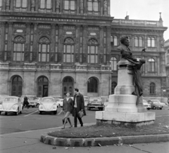 Magyarország, Budapest V., Széchenyi István (Roosevelt) tér, Szarvas Gábor mellszobra (Jankovits Gyula, 1899.). Háttérben a Magyar Tudományos Akadémia., 1966, Bojár Sándor, Budapest, Fortepan #178483