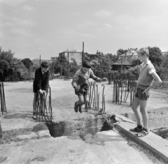 Magyarország, Budapest XII., Apor Vilmos (Lékai János) tér, a megkezdett nagytemplom altemplomának födémszerkezete. Jobbra az 59-es villamos pályája látszik., 1965, Bojár Sándor, Budapest, Fortepan #178491