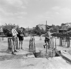 Magyarország, Budapest XII., Apor Vilmos (Lékai János) tér, a megkezdett nagytemplom altemplomának födémszerkezete. Jobbra az 59-es villamos pályája látszik., 1965, Bojár Sándor, Budapest, Fortepan #178492