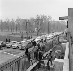 Magyarország, Városmajor, Budapest XII., Szamos utca, háttérben a Szilágyi Erzsébet fasor házsora. Az autós nyomkeresés, "rókavadászat" résztvevői a rajtnál., 1965, Bojár Sándor, Budapest, Fortepan #178495