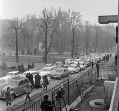 Magyarország, Városmajor, Budapest XII., Szamos utca, háttérben a Szilágyi Erzsébet fasor házsora. Az autós nyomkeresés, "rókavadászat" résztvevői a rajtnál., 1965, Bojár Sándor, Budapest, Fortepan #178496