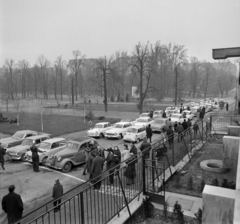 Magyarország, Városmajor, Budapest XII., Szamos utca, háttérben a Szilágyi Erzsébet fasor házsora. Az autós nyomkeresés, "rókavadászat" résztvevői a rajtnál., 1965, Bojár Sándor, Budapest, Fortepan #178498