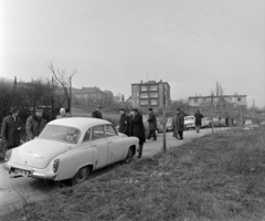 Magyarország, Budapest II., Palatinus utca a Csejtei utca felé nézve. Az autós nyomkeresés, "rókavadászat" résztvevői a célnál., 1965, Bojár Sándor, Budapest, Fortepan #178500