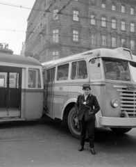 Magyarország, Budapest VII.,Budapest VI., Erzsébet és Teréz (Lenin) körút - Király (Majakovszkij) utca kereszteződés. A 6-os villamos, motorfék hiba miatt, összeütközött a 70-es trolibusszal., 1964, Bojár Sándor, Ganz UV, Budapest, villamos, trolibusz, baleset, Fortepan #178520