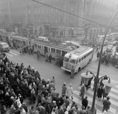 Magyarország, Budapest VII.,Budapest VI., Erzsébet és Teréz (Lenin) körút - Király (Majakovszkij) utca kereszteződés. A 6-os villamos, motorfék hiba miatt, összeütközött a 70-es trolibusszal., 1964, Bojár Sándor, villamos, Budapest, trolibusz, baleset, Fortepan #178522