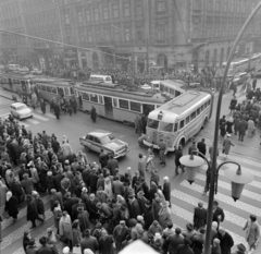 Magyarország, Budapest VII.,Budapest VI., Erzsébet és Teréz (Lenin) körút - Király (Majakovszkij) utca kereszteződés. A 6-os villamos, motorfék hiba miatt, összeütközött a 70-es trolibusszal., 1964, Bojár Sándor, villamos, Budapest, trolibusz, baleset, Fortepan #178523