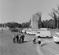 Magyarország, Budapest XIV., Ötvenhatosok tere (Felvonulási tér). A felvétel a V/O AVTOEXPORT szovjet külkereskedelmi vállalat mozgó autókiállításán készült, 1965. szeptember 19-21. között., 1965, Bojár Sándor, Budapest, Fortepan #178542