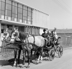 Magyarország, Tiszakécske, Béke utca 134., az épülő Művelődési Ház (később Arany János Művelődési Központ és Városi Könyvtár)., 1963, Bojár Sándor, fogat, Fortepan #178555