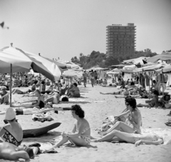 Bulgária, Aranyhomok, Várna, tengerpart, háttérben a Hotel Moszkva., 1965, Bojár Sándor, Fortepan #178583