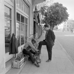 Bulgária, Kazanlak, bulevard Rozova Dolina az ulica Akademik Petko Sztajnov felől az ulica Pejo Javorov felé nézve., 1965, Bojár Sándor, cipőpucolás, Fortepan #178599