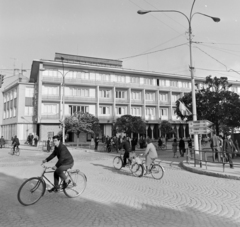 Bulgária, Kazanlak, plosad Szevtopolisz, szemben Hotel Roza és a bulevard Rozova Dolina torkolata., 1965, Bojár Sándor, Fortepan #178600