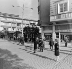 Bulgária, Kazanlak, plosad Szevtopolisz, szemben Hotel Roza és a bulevard Rozova Dolina torkolata., 1965, Bojár Sándor, Fortepan #178603