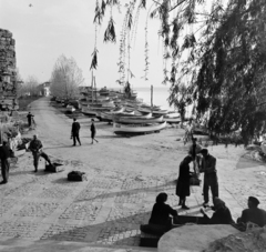 Bulgária, Neszebar, ulica Andzselo Ronkali, a csónak kikötő helyén ma a hajóállomás található. Balra az ókori színház melletti toronymaradvány, 1965, Bojár Sándor, Fortepan #178613