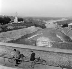 Bulgária, Koprinka gát (vízerőmű) Koprinka falu közelében a Tundzsa folyón. Balra Georgi Dimitrov emlékműve (1956)., 1965, Bojár Sándor, Fortepan #178616