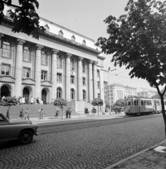 Bulgária, Szófia, Vitosa sugárút a plosad Szveta Nedelja (plosad Lenin) felé, szemben a Szófiai Törvényszék épülete., 1965, Bojár Sándor, villamos, Fortepan #178633