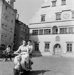 Németország, Lindau, Reichsplatz, jobbra a Régi Városháza (Altes Rathaus)., 1960, Bojár Sándor, lányok-járművek, Fortepan #178637