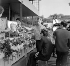 Németország, Hoppegarten, a "Liebe im Galopp" (Film 465) című DEFA-film forgatása a lóversenypályán (Galopprennbahn Hoppegarten), a háttérben az un. Klub-tribün., 1966, Bojár Sándor, NDK, Fortepan #178638