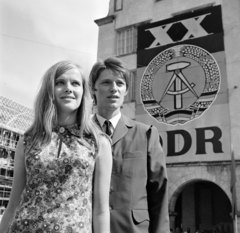 Germany, Rostock, a felvétel a Neuer Markt 3. számú épület előtt készült., 1969, Bojár Sándor, GDR, crest, Fortepan #178645