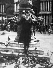 Italy, Venice, Szent Márk tér, háttérben a Szent Márk-székesegyház., 1922, Jankovszky György, dove, bird feeding, Fortepan #17865