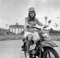 Germany, Berlin, Kelet-Berlin, Unter den Linden, a háttérben a Brandenburgi kapu. Joane Kaldet fotómodell., 1969, Bojár Sándor, GDR, Simson-brand, motorcycle, Fortepan #178654