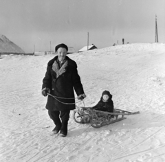 Oroszország, Nyikola, halászfalu az Angara folyó mellett, a Bajkál-tó közelében., 1964, Bojár Sándor, Szovjetunió, tél, hó, szánkó, Fortepan #178655