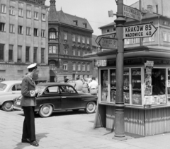 Lengyelország, Bielsko-Biała, plac Bolesława Chrobrego., 1960, Bojár Sándor, rendőr, újságárus, Fortepan #178665