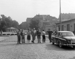 Csehország,Lengyelország, Český Těšín,Cieszyn, határátkelő, az Olza folyó feletti Most Przyjaźni (Barátság híd) az ulice Hlavní třída felől a lengyel oldalon lévő ulica Zamkowa felé nézve., 1960, Bojár Sándor, csoportkép, Skoda-márka, sorompó, Skoda Octavia, rendszám, Csehszlovákia, Fortepan #178672