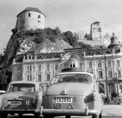 Szlovákia, Trencsén, a vár a Szlovák Nemzeti Felkelés (Slovenského národného povstania) tér felől nézve. Előtérben a Hotel Tatra (eredetileg Erzsébet Szálló, ma Hotel Elizabeth)., 1960, Bojár Sándor, AWZ P70 Zwickau, Fortepan #178683