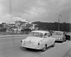 Szlovákia, Trencsén, híd a Vág folyón, balra lent a két tornyú Xavéri Szent Ferenc-templom és a Szűz Mária Születése-templom, fent a vár., 1960, Bojár Sándor, Skoda-márka, AWZ P70 Zwickau, Fortepan #178684