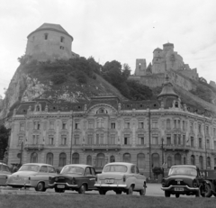 Szlovákia, Trencsén, a vár a Szlovák Nemzeti Felkelés (Slovenského národného povstania) tér felől nézve. Előtérben a Hotel Tatra (eredetileg Erzsébet Szálló, ma Hotel Elizabeth)., 1960, Bojár Sándor, Fortepan #178685