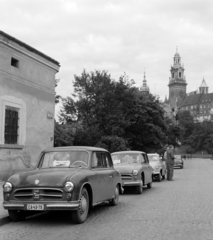 Lengyelország, Krakkó, ulica Powiśle a Visztula partján, a Királyi Palota (Wawel) felé nézve. Balra az épület egykor királyi sörgyár volt., 1960, Bojár Sándor, AWZ P70 Zwickau, Fortepan #178693