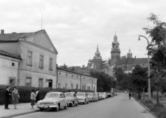 Lengyelország, Krakkó, ulica Powiśle a Visztula partján, a Királyi Palota (Wawel) felé nézve. Balra az épület egykor királyi sörgyár volt., 1960, Bojár Sándor, Wartburg 311/312, Fortepan #178694