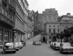 Csehország, Karlovy Vary, Divadelní námesti, bal szélen a Hotel Central, jobbra a Városi Színház., 1960, Bojár Sándor, Csehszlovákia, Skoda-márka, AWZ P70 Zwickau, Fortepan #178712