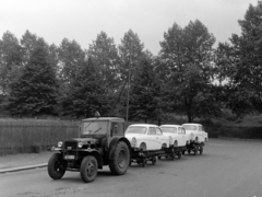 Németország, Zwickau, Trabant 500-as típusú személygépkocsi karosszériák szállítása a VEB Sachsenring Automobilwerke Zwickau telephelyei között., 1960, Bojár Sándor, Trabant-márka, traktor, NDK, utánfutó, autószállító, Fortepan #178718