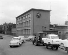 Németország, Zwickau, VEB Sachsenring Automobilwerke Zwickau, Trabant 500-as típusú személygépkocsik, jobbra az összeszerelésre szállított karosszériák látszanak., 1960, Bojár Sándor, NDK, embléma, traktor, autószállító, Trabant 600, Fortepan #178719