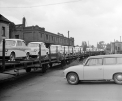 Németország, Zwickau, a szerelvényen a VEB Sachsenring Automobilwerke Zwickau -ban gyártott Trabant 500-as típusú személygépkocsikat szállítanak., 1960, Bojár Sándor, Trabant-márka, NDK, AWZ P70 Zwickau, autószállító, Trabant 600, Fortepan #178722