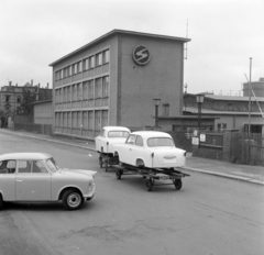 Németország, Zwickau, VEB Sachsenring Automobilwerke Zwickau, Trabant 500-as típusú személygépkocsi, szemben az összeszerelésre szállított karosszériák látszanak., 1960, Bojár Sándor, NDK, Fortepan #178728