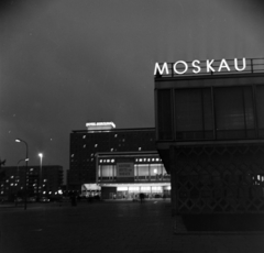 Németország, Berlin, Kelet-Berlin, Karl Marx Allee, előtérben a Café Moskau, háttérben a Kino International és a Hotel Berolina., 1966, Bojár Sándor, NDK, Kelet-Berlin, Fortepan #178731