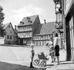 Németország, Quedlinburg, Schlossberg, szemben a 9. és 10-es számú favázas-ház (Fachwerkhaus)., 1966, Bojár Sándor, NDK, Fortepan #178732