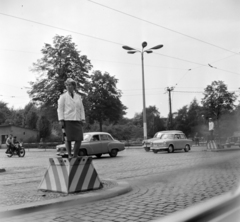 Németország, Berlin, Kelet-Berlin, a Michael-Brückner-Strasse (Grünauer Straße) és a Sterndamm keresztezödése., 1966, Bojár Sándor, NDK, rendőrdobogó, rendőr, Fortepan #178736