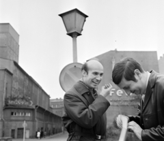 Németország, Berlin, Kelet-Berlin, Schiffbauerdamm, szemben a két épület között az Am Zirkus. Balra a Friedrichstadt-Palast., 1966, Bojár Sándor, NDK, nevetés, Fortepan #178737