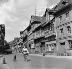 Németország, Quedlinburg, Steinweg, a Ballstrasse-tól a Reichenstrasse felé nézve., 1966, Bojár Sándor, NDK, Fortepan #178750