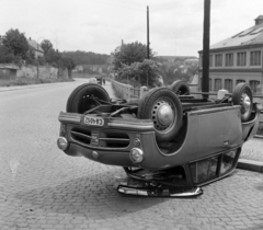 Csehország, Jihlava, Hradební ulice a Znojemské ulice felé vezető híd sarkától nézve., 1960, Bojár Sándor, baleset, járműroncs, rendszám, AWZ-márka, AWZ P70 Zwickau, Csehszlovákia, Fortepan #178758