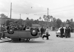 Csehország, Jihlava, Hradební ulice a Znojemské ulice felé vezető híd előtt., 1960, Bojár Sándor, kutya, baleset, járműroncs, AWZ P70 Zwickau, Csehszlovákia, Fortepan #178759