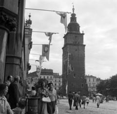 Lengyelország, Krakkó, Rynek Glówny, a város főtere, jobbra a Városháza tornya (Wieża ratuszowa)., 1960, Bojár Sándor, Fortepan #178760