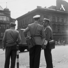 Lengyelország, Bielsko-Biała, plac Bolesława Chrobrego, az ulica Wzgórze - ulica Zamkowa sarok felé nézve., 1960, Bojár Sándor, egyenruha, rendőr, háttal, Fortepan #178761