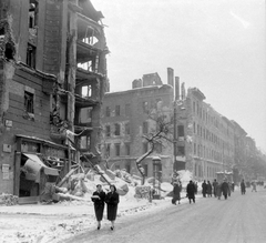 Magyarország, Budapest VIII.,Budapest IX., Nagykörút - Üllői út kereszteződése a József körútról nézve, szemben a Kilián laktanya., 1957, Kurutz Márton, Budapest, épületkár, Fortepan #17877