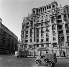 Románia, Bukarest, Piața Națiunilor Unite, balra a Calea Victoriei, szemben az Adriatica-Trieste épület., 1965, Bojár Sándor, Fortepan #178775